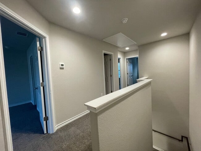 Building Photo - Town home for rent