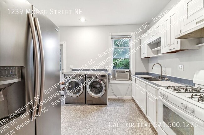 Building Photo - Charming 2-level 3Bd/1.5Bth TH W/Parking! ...