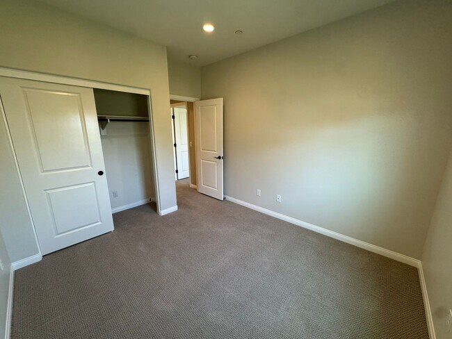 Building Photo - Charming 3-bedroom 2.5 bath nestled inside...