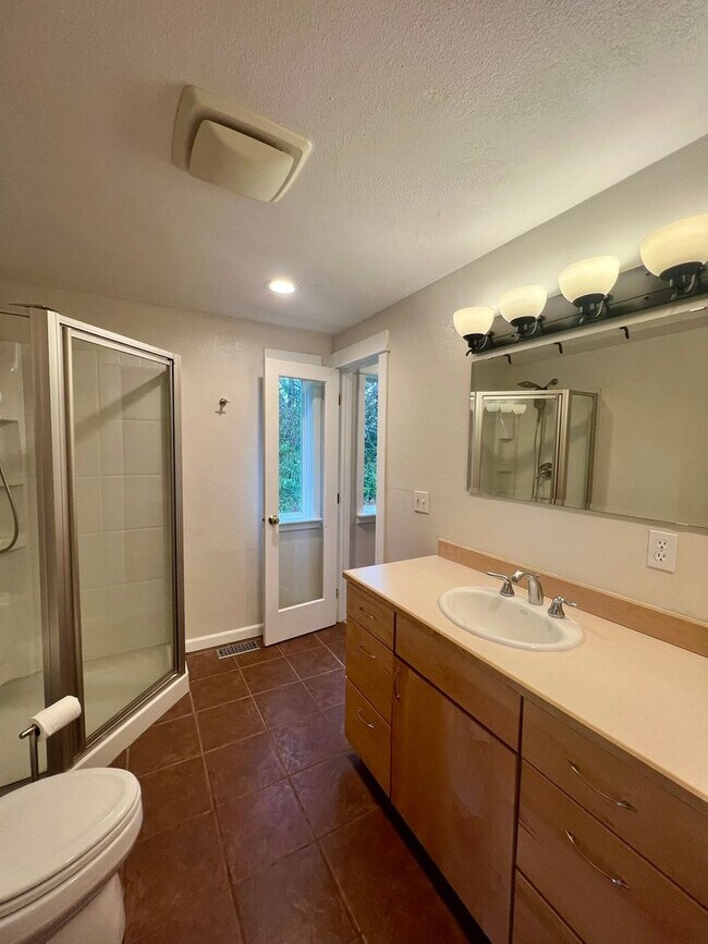 Building Photo - Private Westside 3 BD+Den