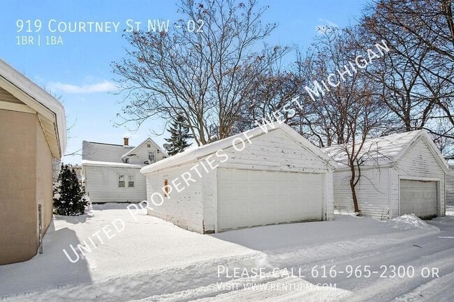 Building Photo - 919 Courtney St NW