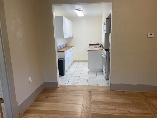 Building Photo - 515 Bellevue Pl