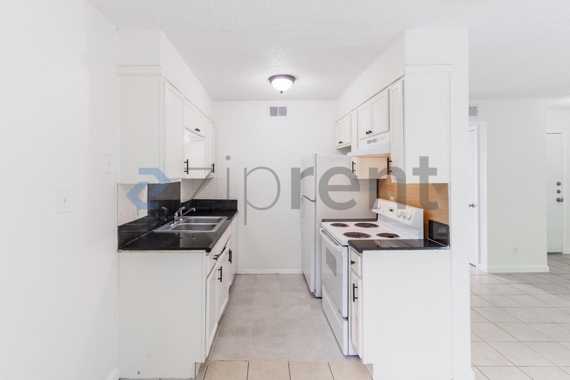 Building Photo - Unit D