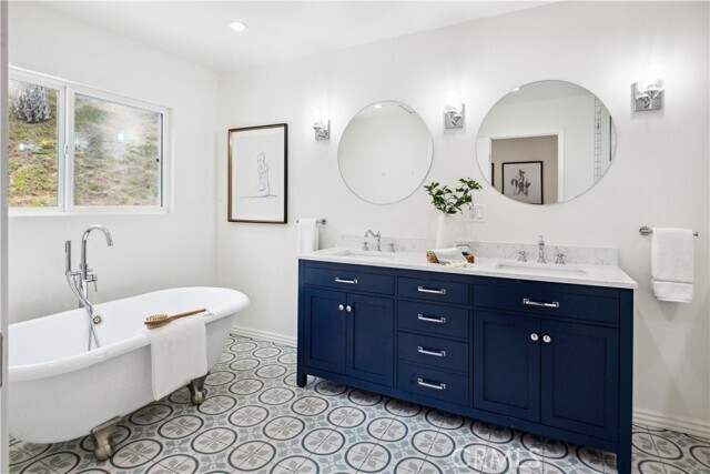 Building Photo - 30047 Knoll View Dr