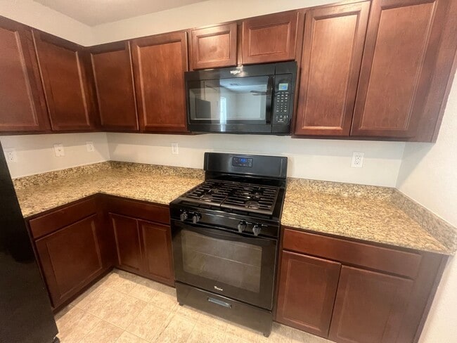 Building Photo - 2 bedroom Townhome located near Nellis Air...