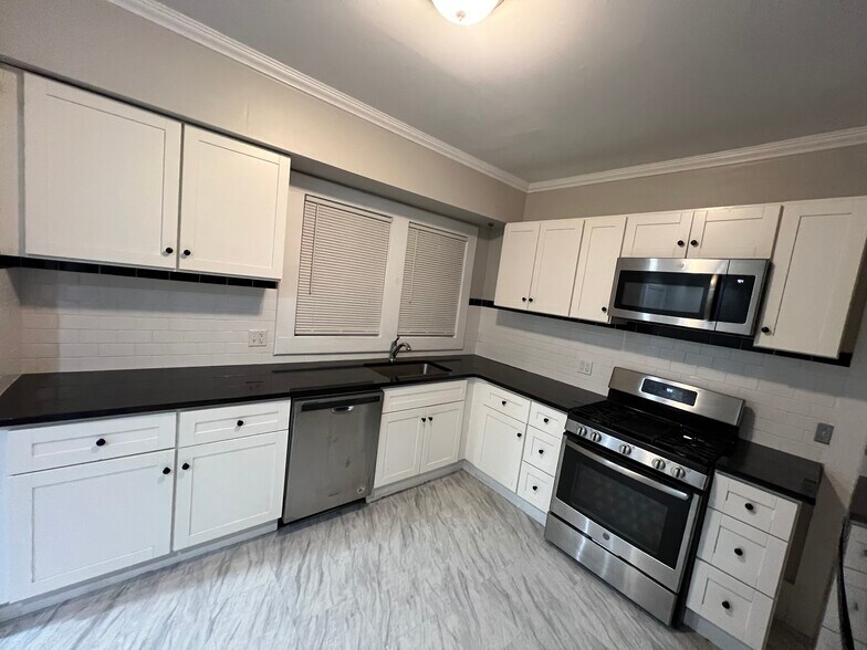 Building Photo - 7426 Dunedin St