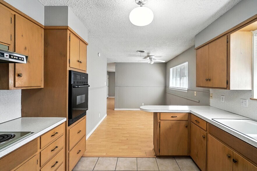 Building Photo - 3347 S 27th St