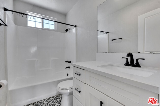 Building Photo - 713 W 118th St