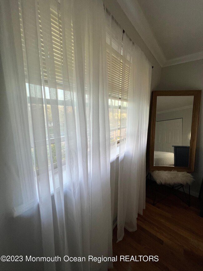 Building Photo - 304 4th Ave