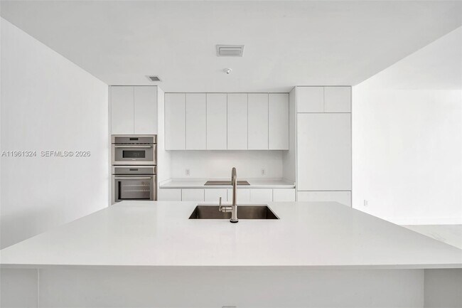 Building Photo - 700 NE 24th St