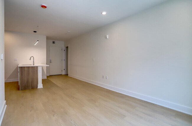 Building Photo - 303 Madison St