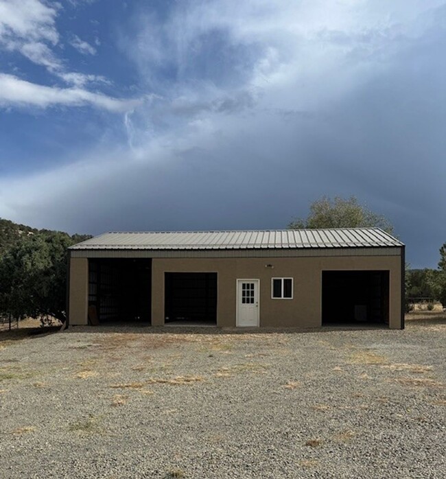 Building Photo - Country home on 35 acres