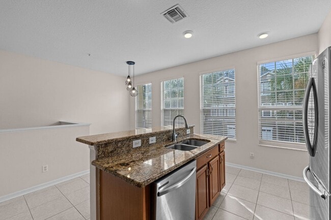Building Photo - 3008 Bayshore Pointe Dr