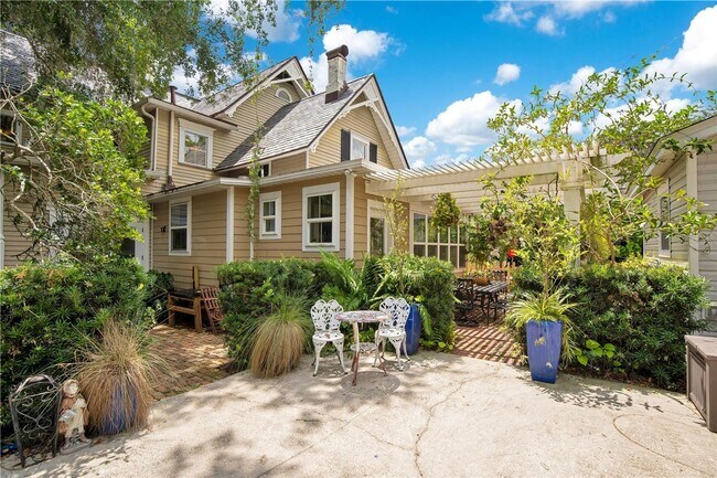 Building Photo - Queen Anne Victorian Estate