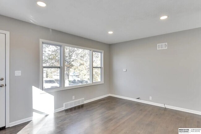 Building Photo - Fully Renovated Florence Gem with Modern Finishes & Historic Charm