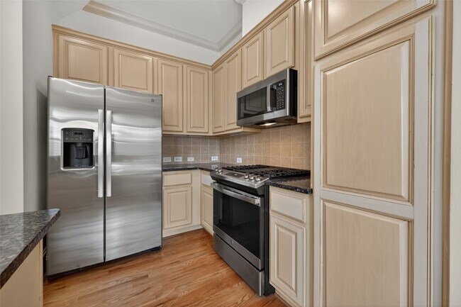 Building Photo - 931 W 23rd St