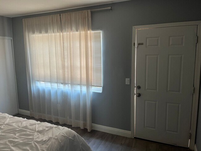 Building Photo - POOL HOME 3 BEDROOMS 3 BATHS