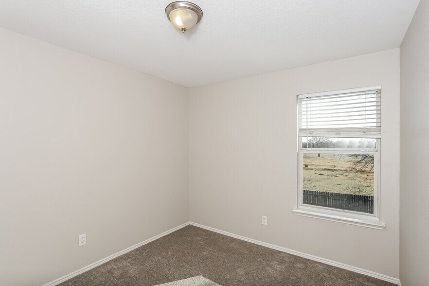 Building Photo - 1424 Pine Ln