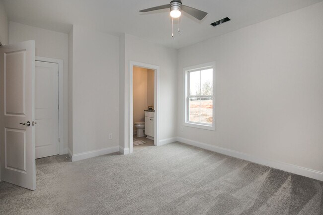 Building Photo - Luxury 2-Bedroom Townhome for Rent in Chimney Oaks – Golf Community Living!