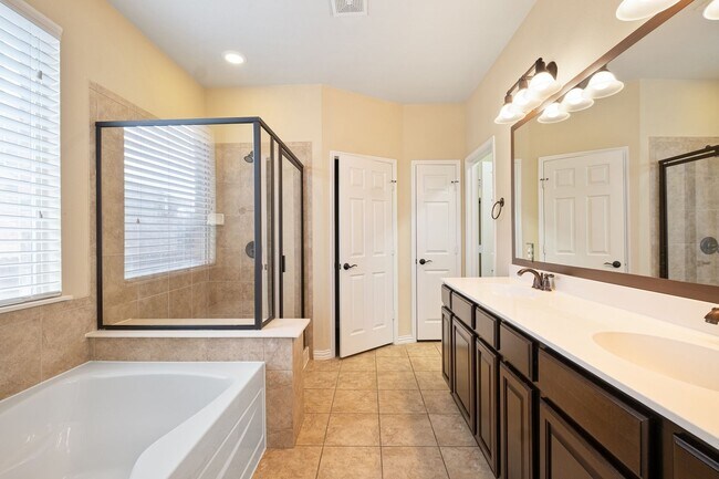 Building Photo - Peaceful 3 Bedroom, 2 Bath Home in Fantastic Paloma Lake Community!