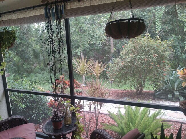 Building Photo - "$200 move in Special. Quite and Peaceful ...