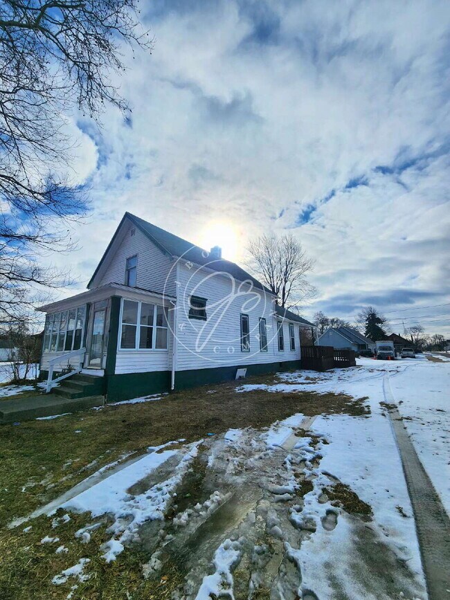 Building Photo - 4 bed 2 bath home with over 1600 Sq Feet!