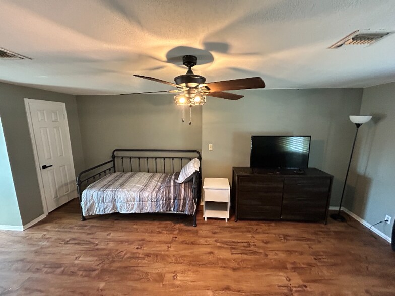 Building Photo - 2012 E Tonopah Dr