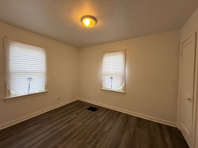 Building Photo - Freshly Renovated Bungalow in Home Park Area!