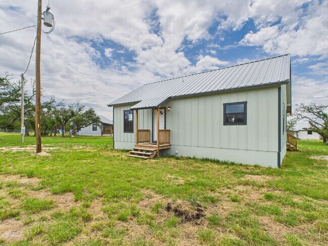 Building Photo - 2/2 Custom Cabin