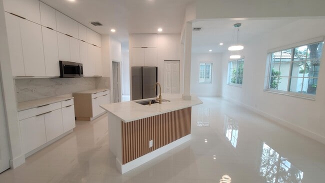 Building Photo - 2345 Spanish Wls