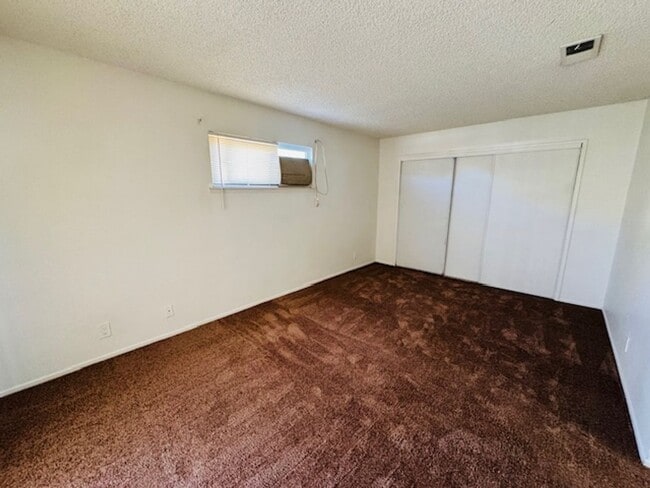 Building Photo - Remodeled and Spacious 4+2
