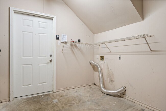 Building Photo - BEST 2 BEDROOM - PRIVATE YARD - PRIVATE GA...