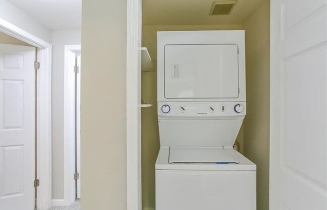 Building Photo - 3 Bed 2 Bath Condo is Available for Rent!