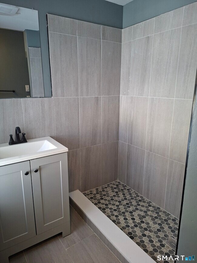 Building Photo - 7 Main St