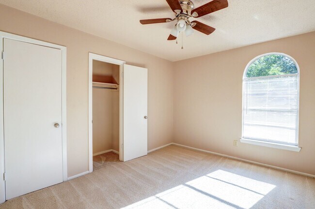 Building Photo - 3 Bedroom 2 Bathroom House in Texarkana, TX