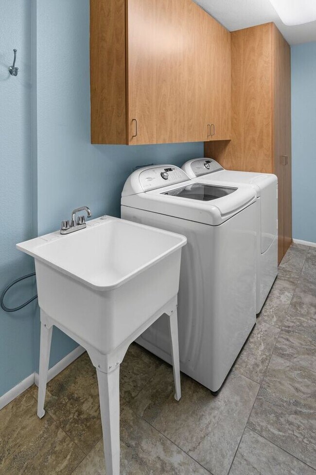 Building Photo - Your Oasis Awaits!