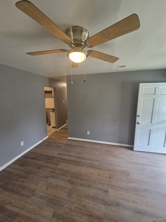 Building Photo - House For Rent