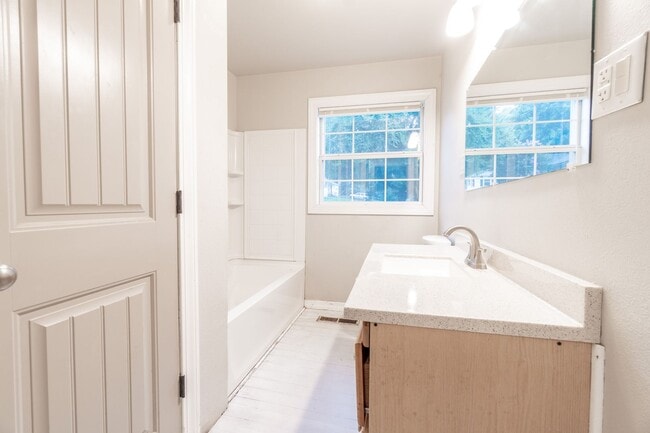 Building Photo - Cozy Comfort in a Great Location: Spacious...