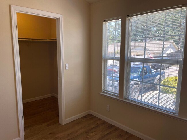 Building Photo - 143 Goldenwest Ct