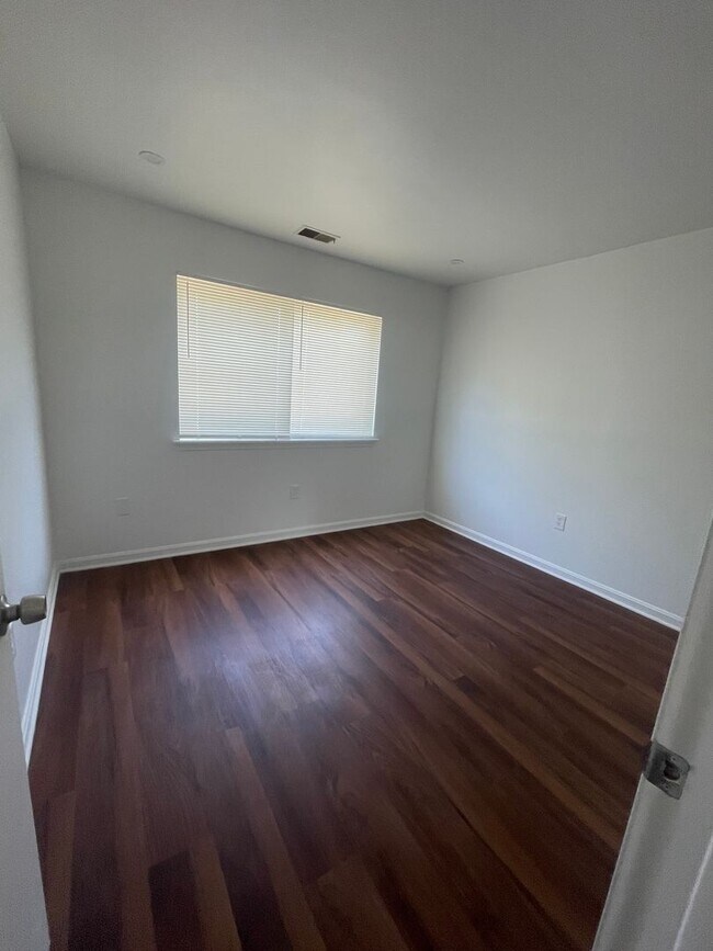 Building Photo - TOP FLOOR CONDO WITH ONE BEDROOM, DEN WITH...