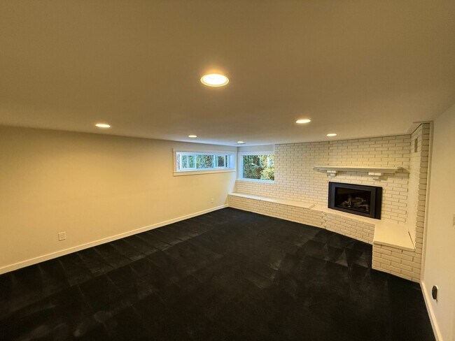 Building Photo - Stunning 4 Bed 4 Bath Home Steps from Golden Gardens in Ballard with MIL Suite