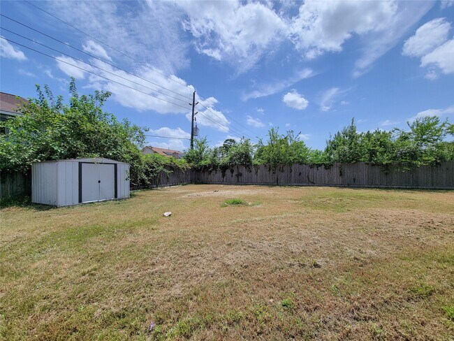 Building Photo - 14202 Persimmon Woods Dr
