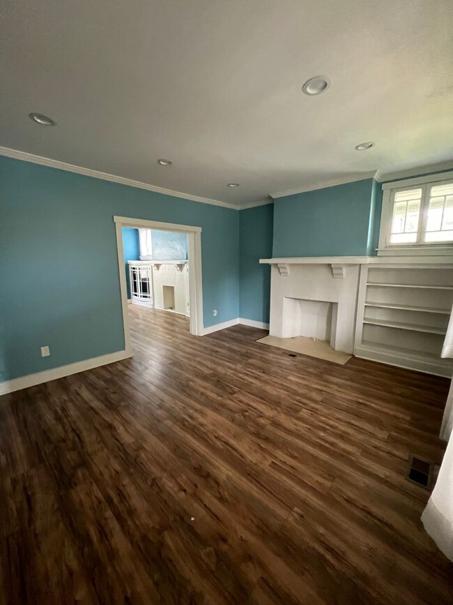 Building Photo - Stunning Remodeled 5 Bed, 2 Bath House Ava...