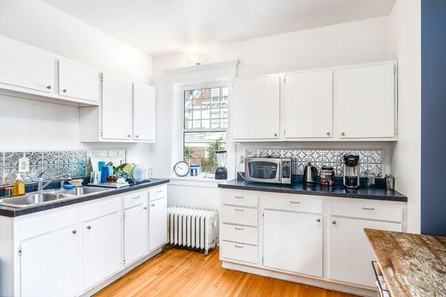 Building Photo - Beautiful 4 Bedroom/2 Bathroom Second Floor Apartment in East Duluth Mansion with Utilities Inclu...