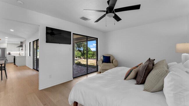 Building Photo - 113 W Bluebonnet Rd
