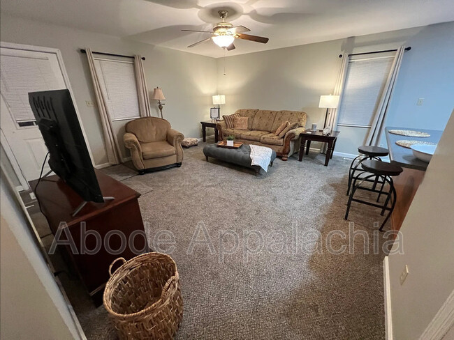 Building Photo - 124 Melvina Dr