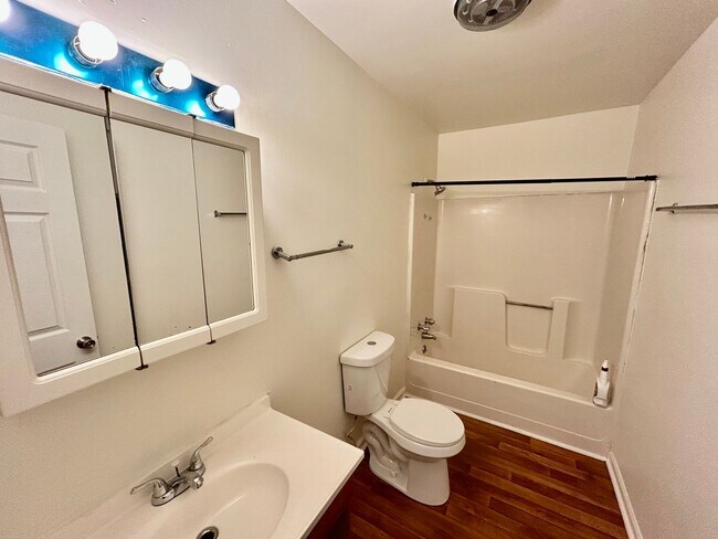 Building Photo - FIRST MONTH HALF OFF - 2 Bedroom in Versailles!