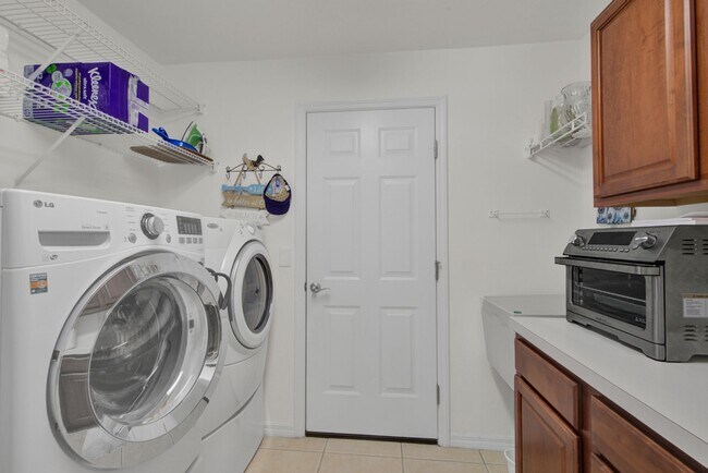 Building Photo - Rarely available Pool villa in Colonial Country Club!