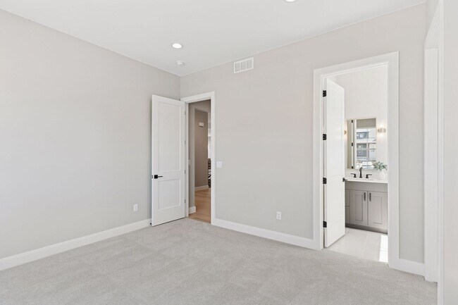Building Photo - New Charming Berthoud Home with Modern Com...