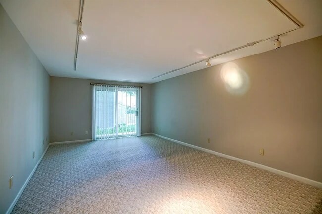 Building Photo - 11 Gray Birch Trl